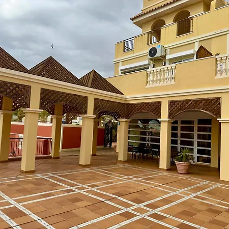 Prime Americas Getaway - With Huge Private Terrace & Pool Access דירה