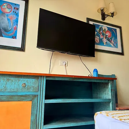 Prime Americas Getaway - With Huge Private Terrace & Pool Access דירה