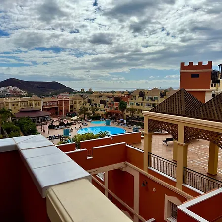 Prime Americas Getaway - With Huge Private Terrace & Pool Access *