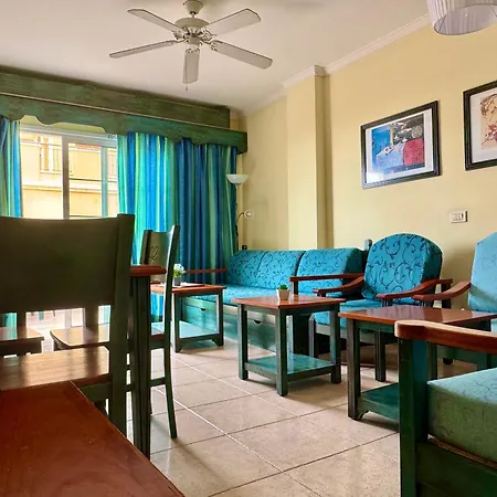 Prime Americas Getaway - With Huge Private Terrace & Pool Access דירה לוס כריסטיאנוס