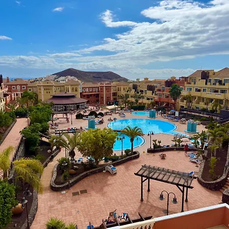 Prime Americas Getaway - With Huge Private Terrace & Pool Access