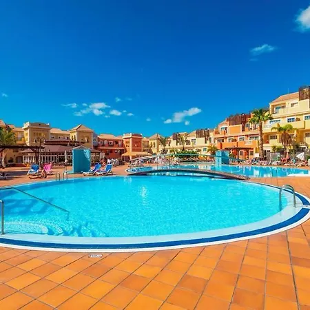 Prime Americas Getaway - With Huge Private Terrace & Pool Access