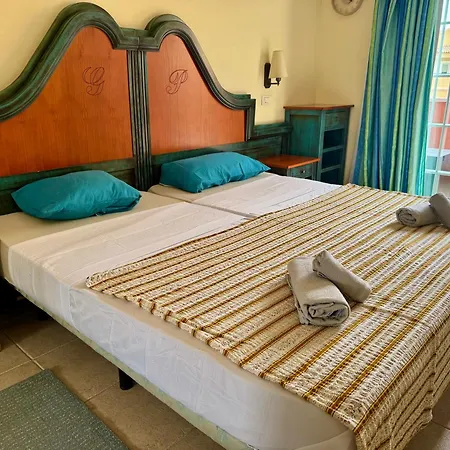 Prime Americas Getaway - With Huge Private Terrace & Pool Access לוס כריסטיאנוס