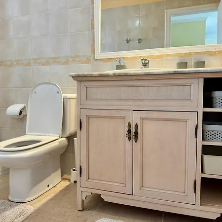 Prime Americas Getaway - With Huge Private Terrace & Pool Access דירה *