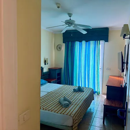 Prime Americas Getaway - With Huge Private Terrace & Pool Access דירה *