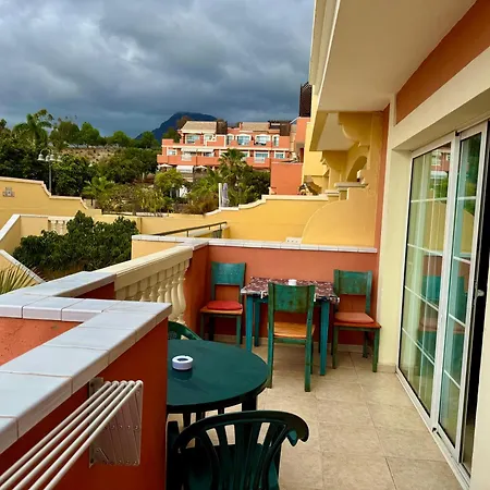 Prime Americas Getaway - With Huge Private Terrace & Pool Access דירה *