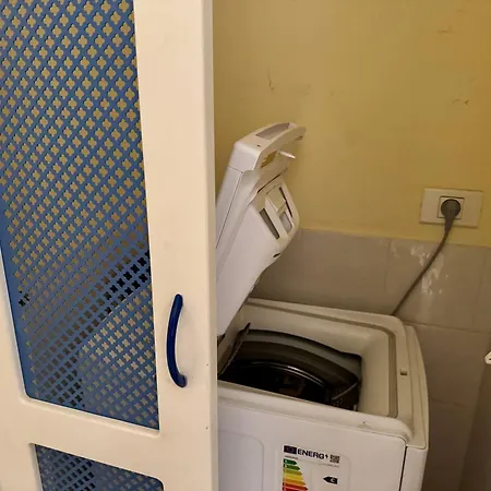 Prime Americas Getaway - With Huge Private Terrace & Pool Access דירה *