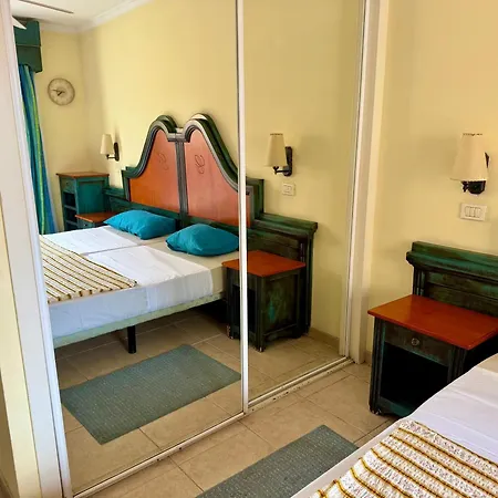 Prime Americas Getaway - With Huge Private Terrace & Pool Access דירה *