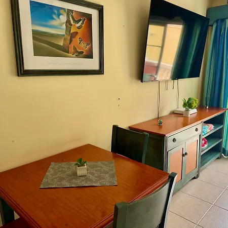 Prime Americas Getaway - With Huge Private Terrace & Pool Access לוס כריסטיאנוס