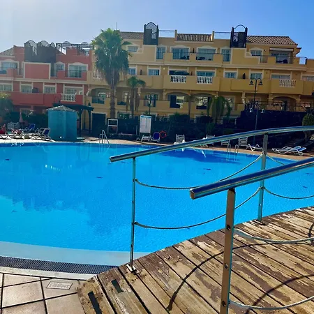 Prime Americas Getaway - With Huge Private Terrace & Pool Access דירה