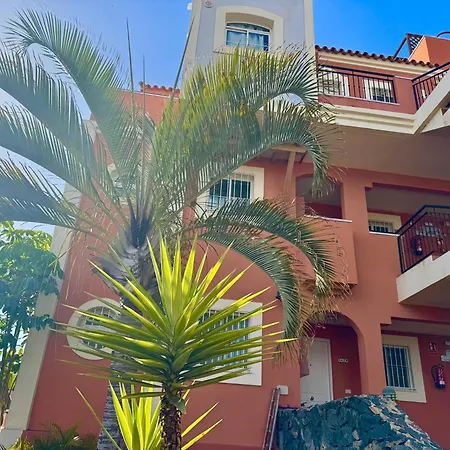 דירה Prime Americas Getaway - With Huge Private Terrace & Pool Access לוס כריסטיאנוס