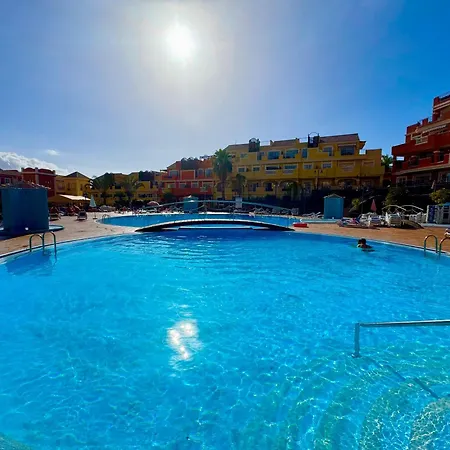 Prime Americas Getaway - With Huge Private Terrace & Pool Access דירה